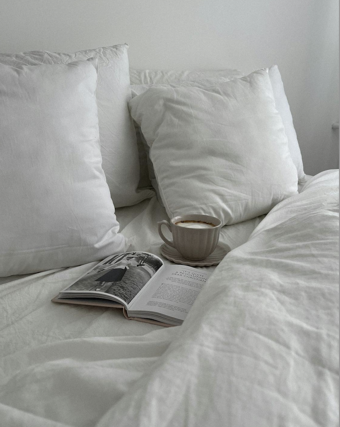 Ruhiges Morgenritual mit Kaffee und Buch im gemütlichen Bett für erschöpfte Mamas