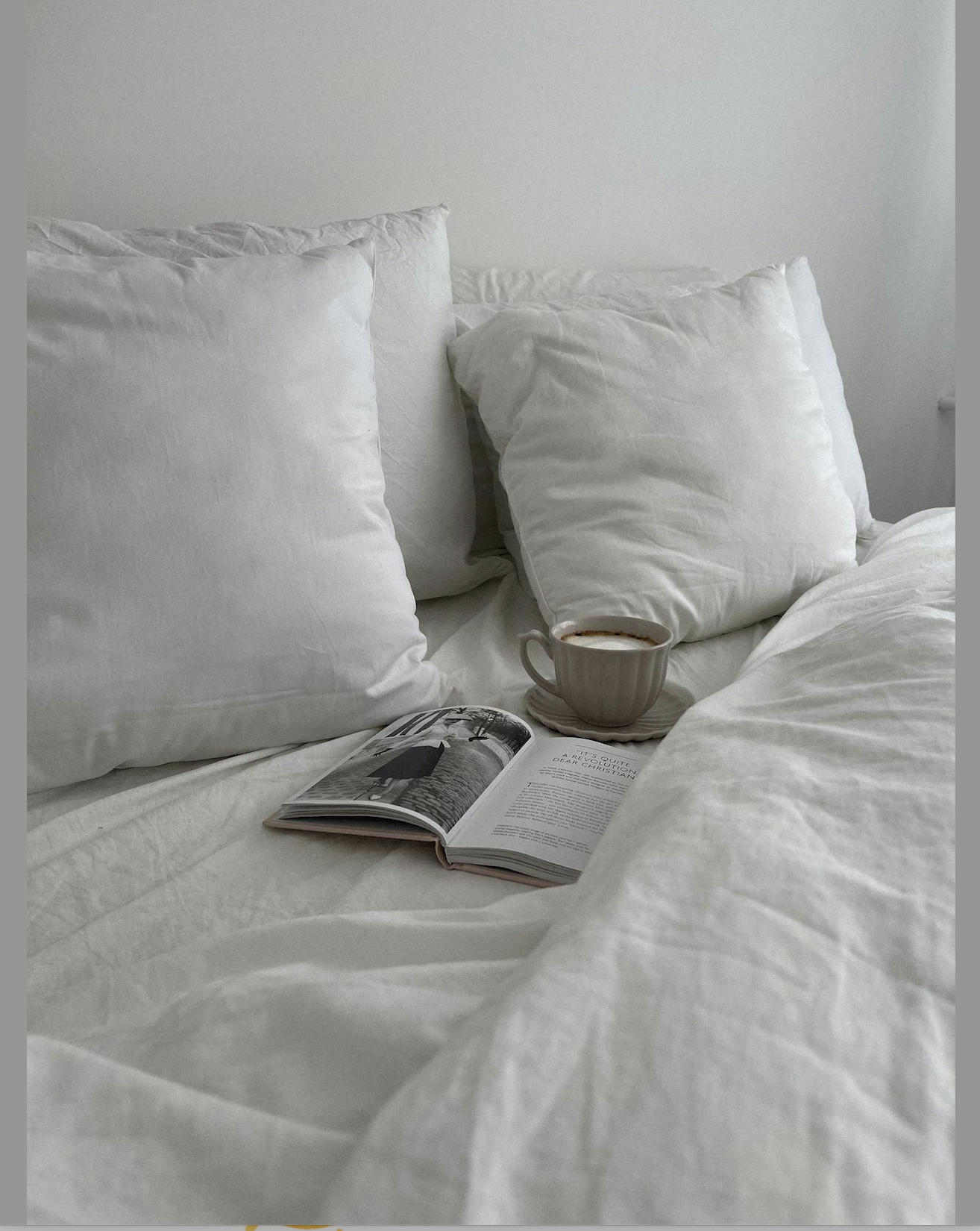Ruhiges Morgenritual mit Kaffee und Buch im gemütlichen Bett für erschöpfte Mamas