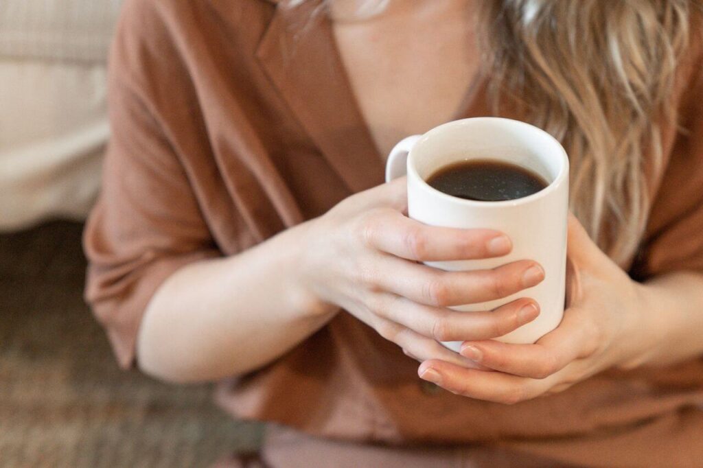 Mama genießt eine bewusste Teepause als einfache Achtsamkeitsübung im Alltag