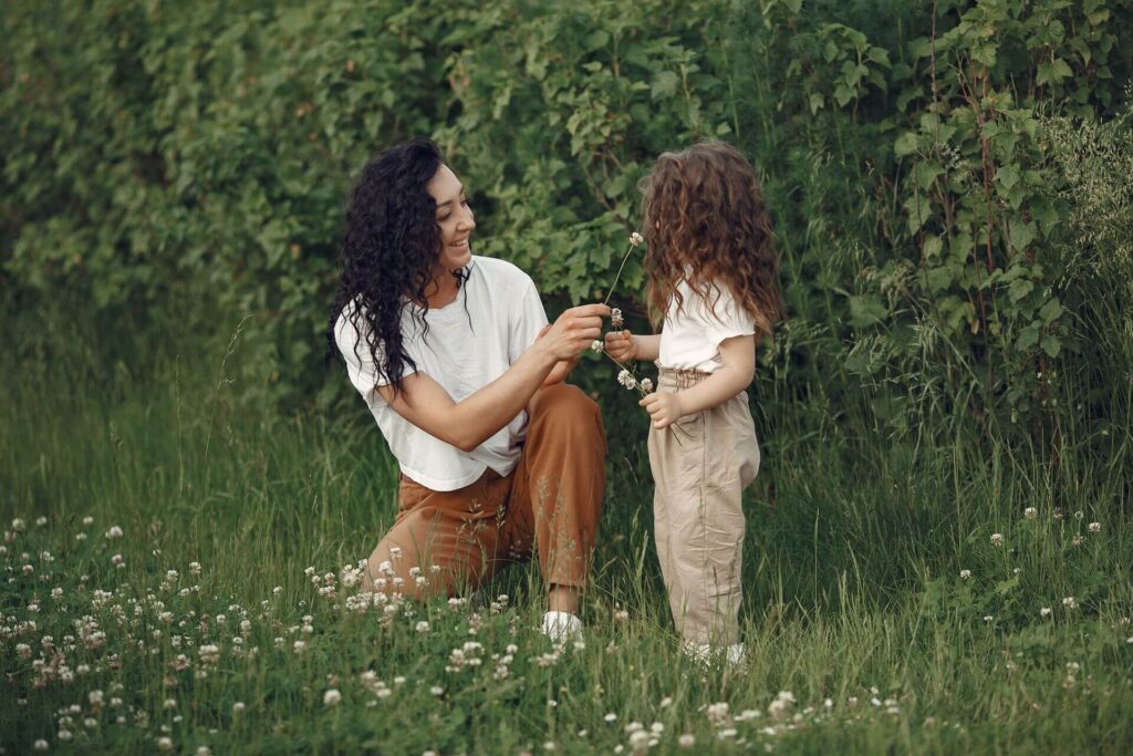 Mama verbringt einen achtsamen Moment mit ihrem Kind in der Natur