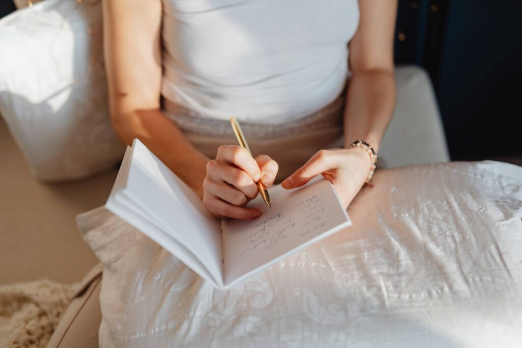 Mama schreibt Gedanken und Gefühle in ein Journal