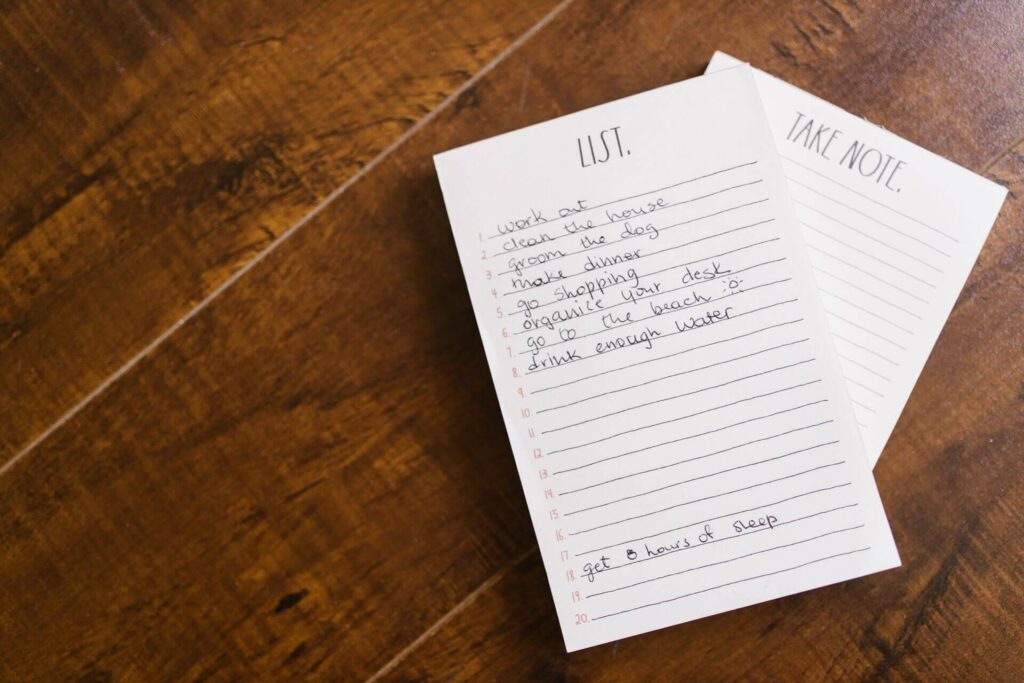 Notizzettel mit To-do-Liste auf einem Holztisch.