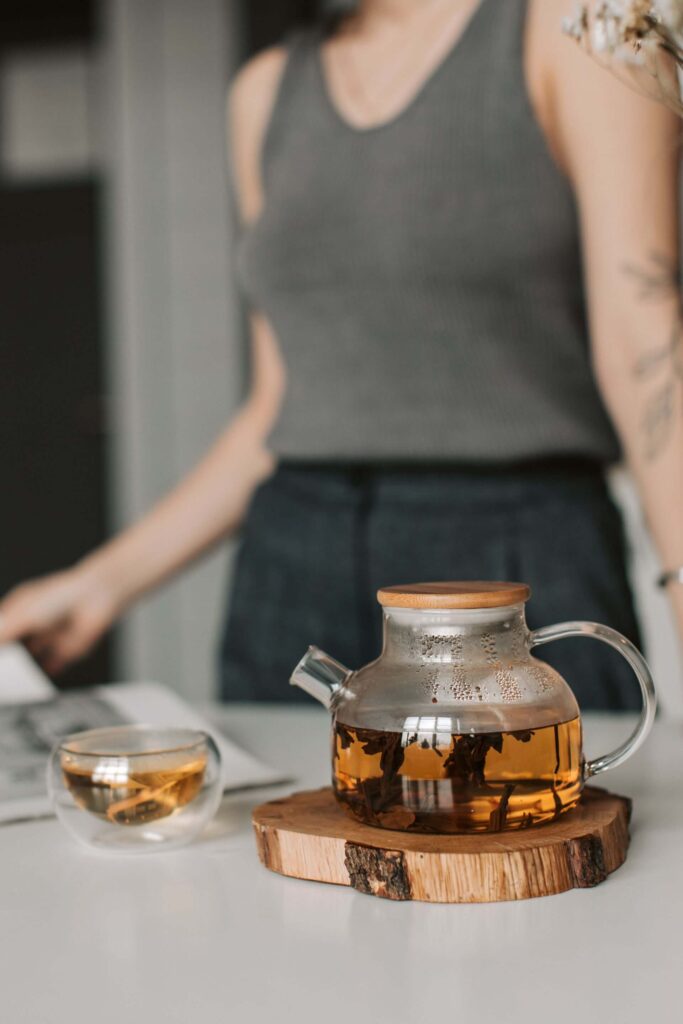 Tasse Tee als kleine Achtsamkeitspause im Mama-Alltag